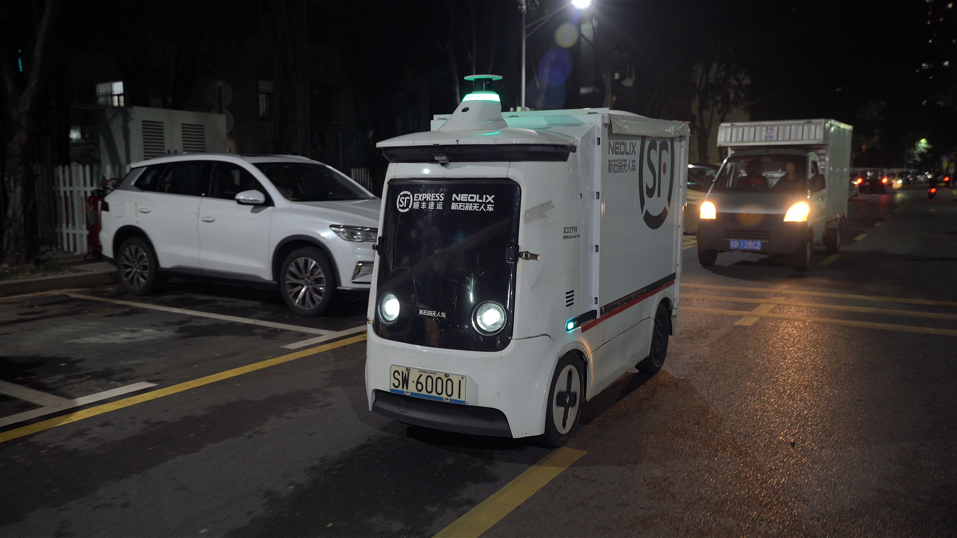 錯峰駛進深夜街巷！深圳龍崗無人車跑出物流配送新速度