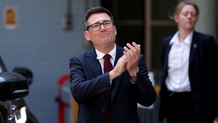 伯納姆當選英國工黨黨首，將出任英首相