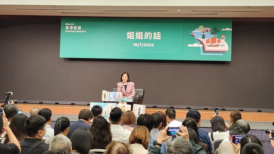 葉劉淑儀為新書《姐姐的話》舉行講座 吸引年輕粉絲排隊索簽名合照
