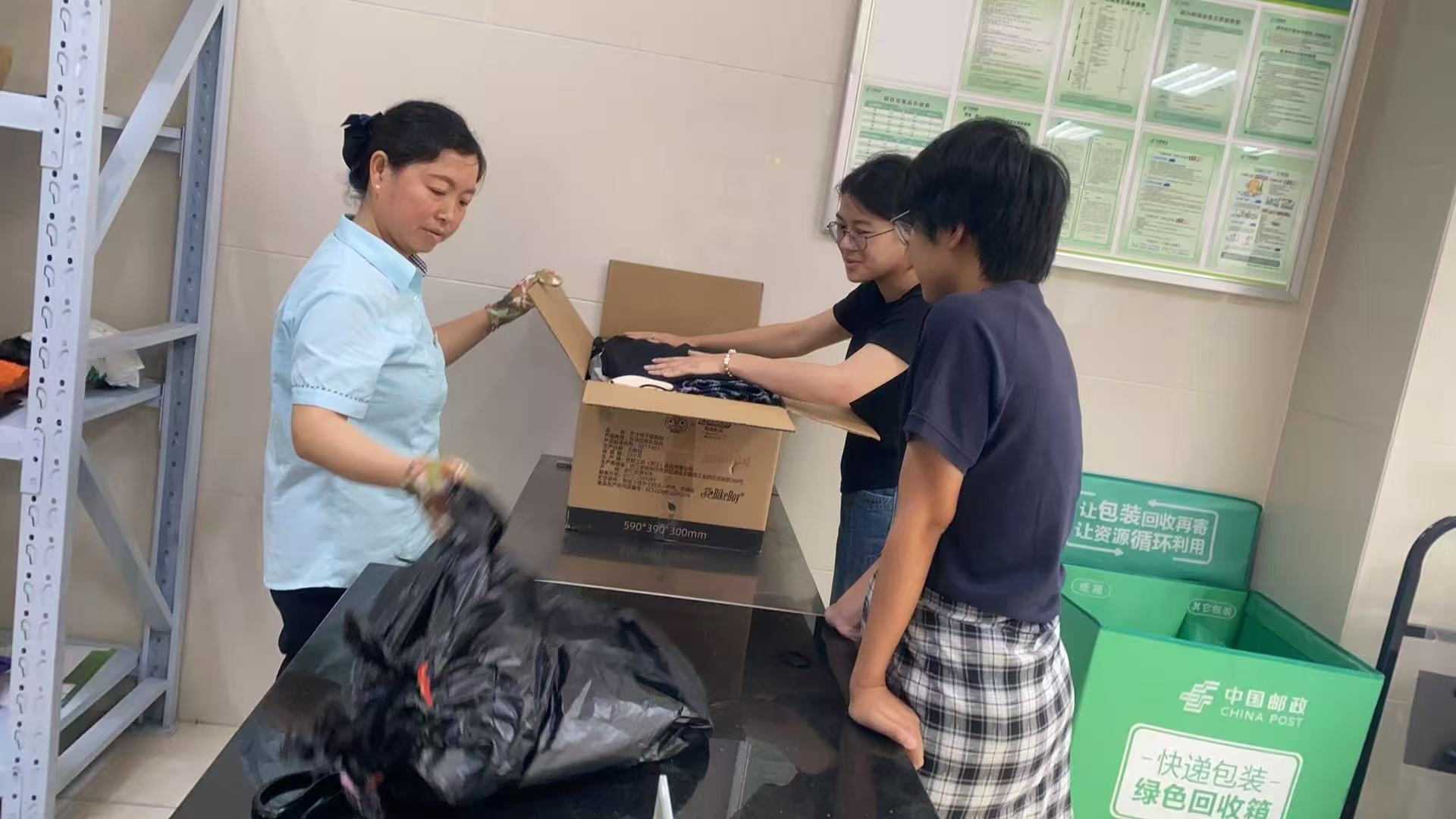 疆蘇少年手足情 愛心衣物暖天山