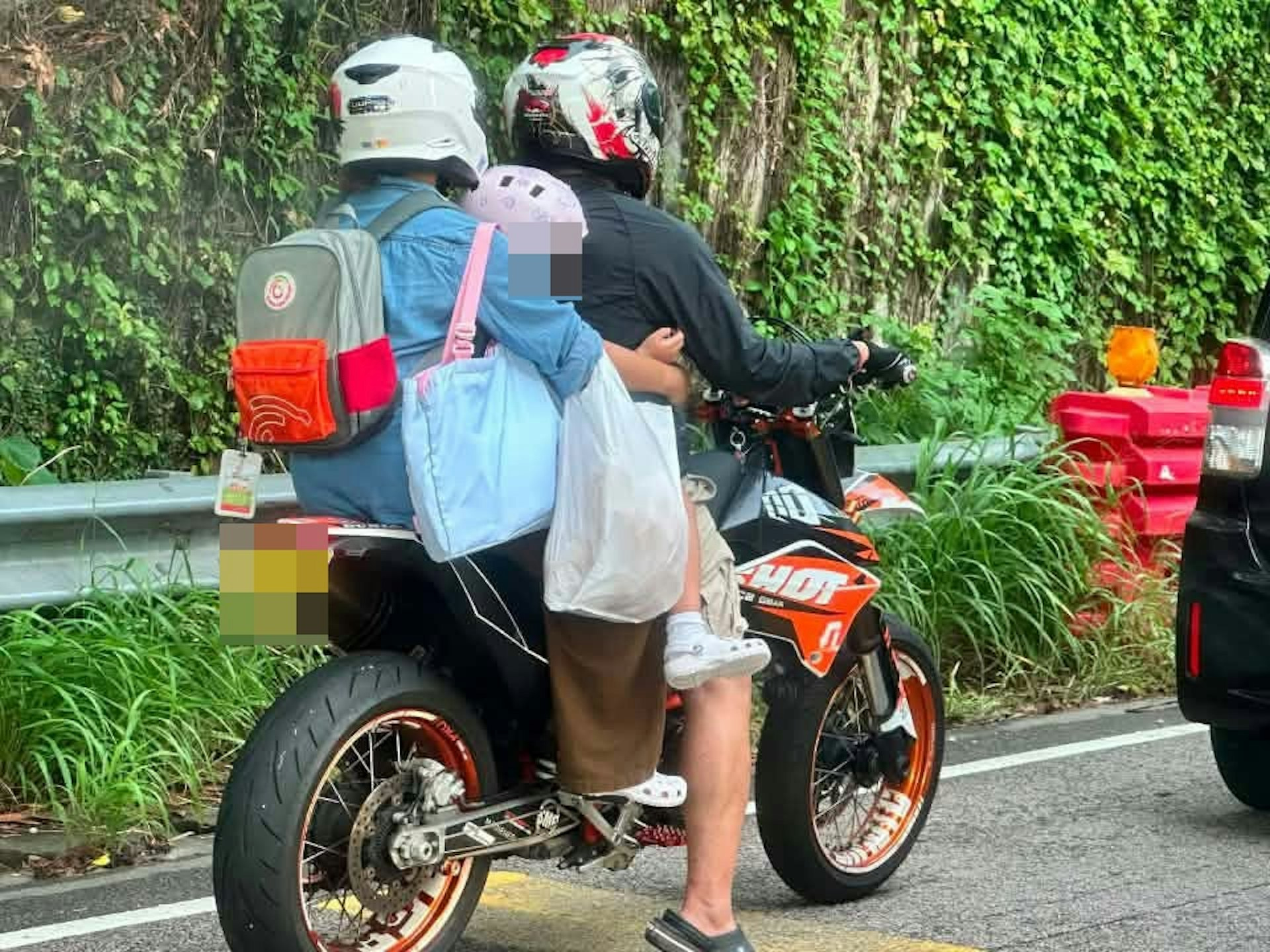 元朗公路電單車超載兩人包括幼童 警拘非華裔司機