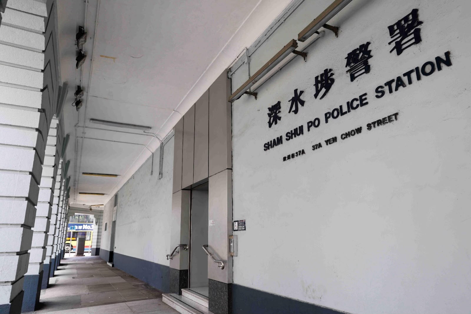 深水埗女子涉非法擺賣揮刀 咬傷食環職員被捕
