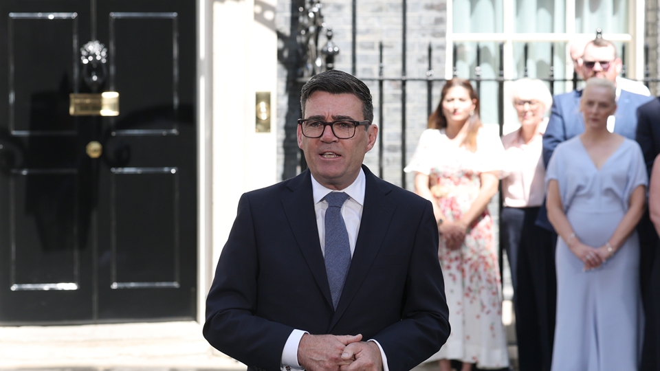 李強致電祝賀伯納姆就任英國首相
