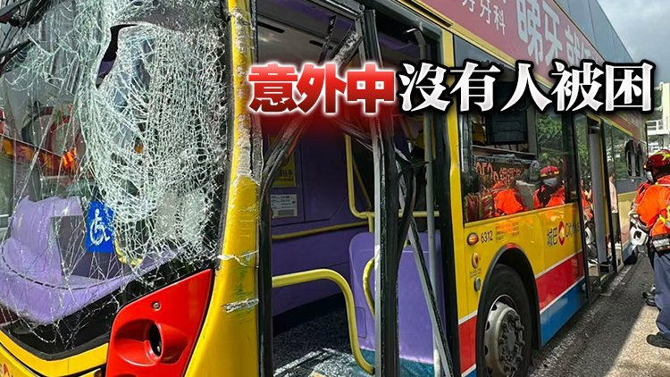 屯門公路近深井城巴撞欄初步約10人傷 運輸署：部分行車線封閉　