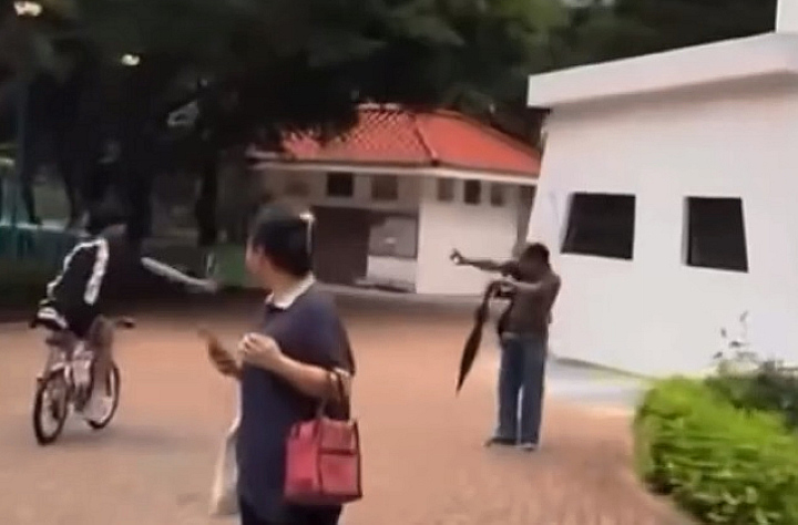 有片〡荃灣童黨騎單車向長者亂扔石塊 網民怒轟：淨係蝦老人家