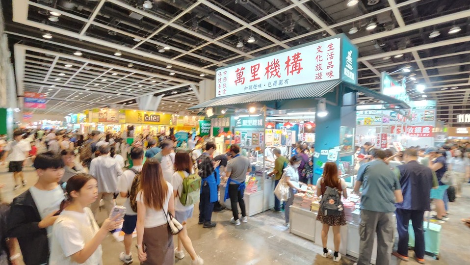 有片｜香港書展閉幕 7天吸引近百萬人次入場 平均消費逾900元