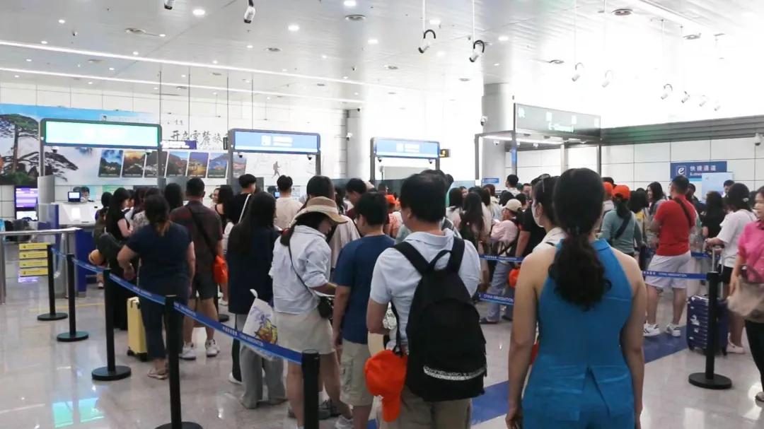 暑運開啟航線擴容 黃山機場入境遊客流看漲