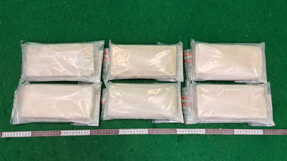 海關機場檢值1100萬元毒品 拘捕3名男子