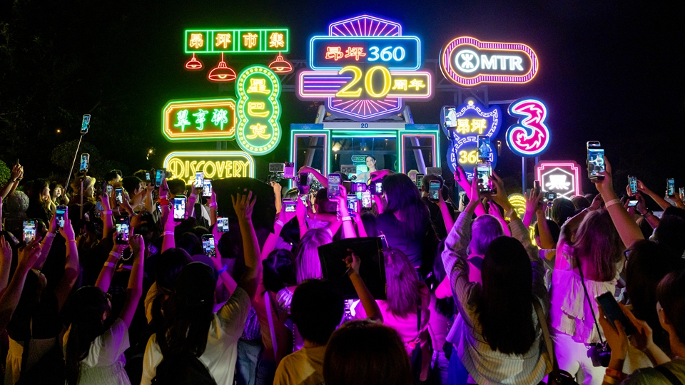 有片｜昂坪360二十周年夜光纜車首航