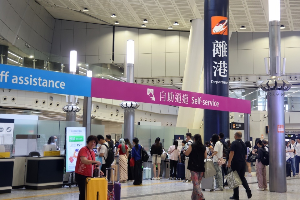 強烈熱帶風暴「紅霞」襲港 今明兩日多班高鐵列車取消