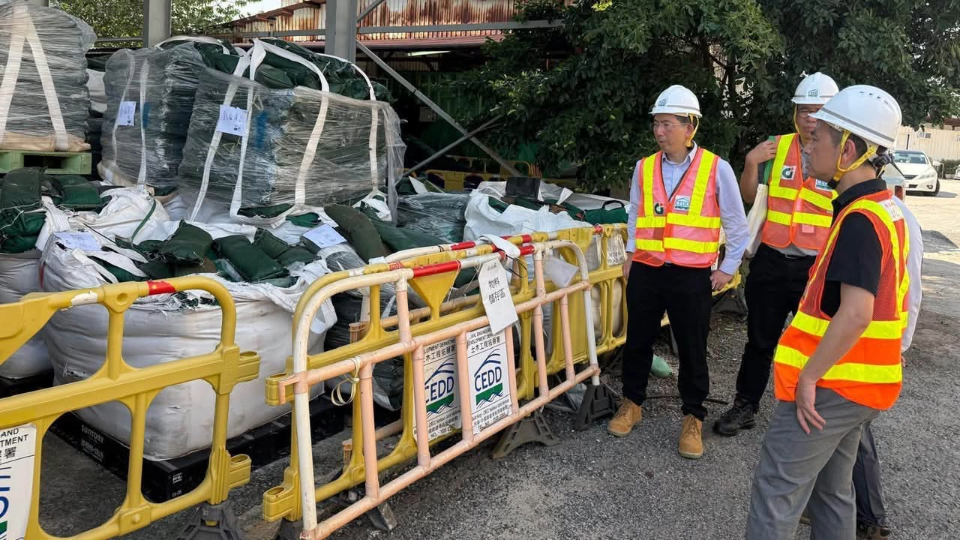 土拓署於沿岸低窪和當風地點執行緊急應變行動計劃 提供沙包供市民使用