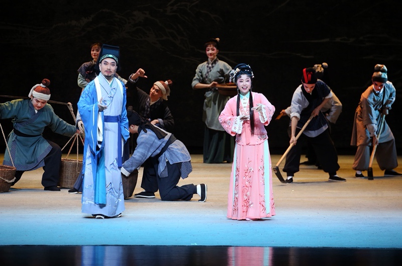 一票難求  大型原創古裝輕喜劇黃梅戲《梅城煙雨》大灣區首演贏得滿堂彩