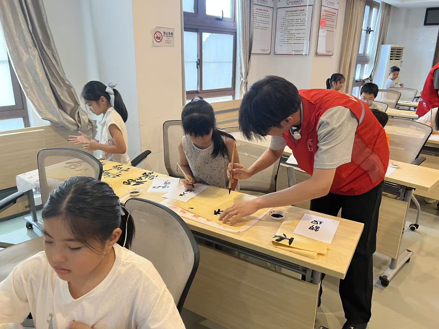 盛夏暖心伴童行 深圳溪涌社區暑期公益課堂溫情開班