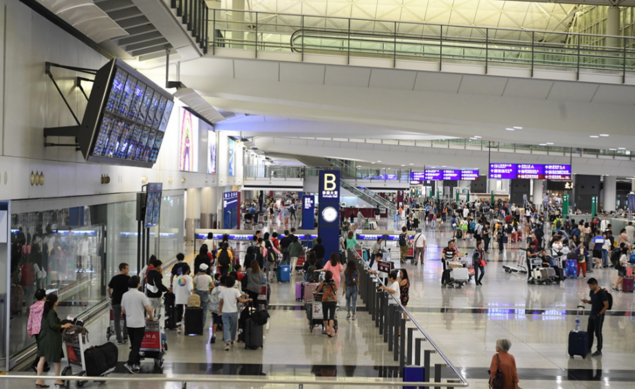 颱風紅霞丨大量往來本港航班取消或延誤 不少旅客滯留機場