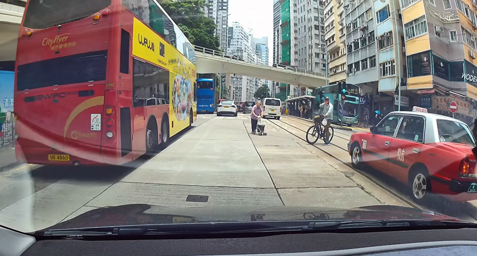 有片 〡老婦天后過馬路險象環生 南亞男外賣員截車 網民：超暖心