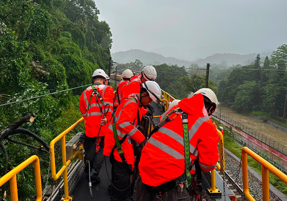 颱風紅霞 〡港鐵露天段服務大致恢復 粉嶺至大埔墟站路段仍需清理