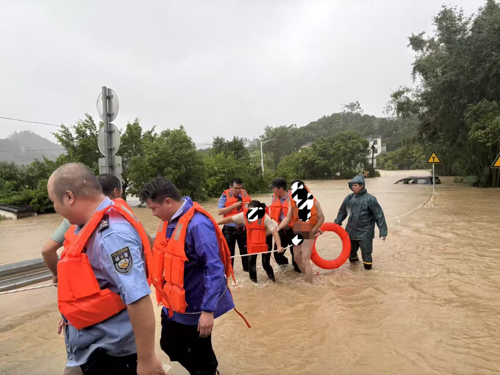 有片︱頸深洪水中破窗救人！惠州惠陽民警破車門轉移被困群眾