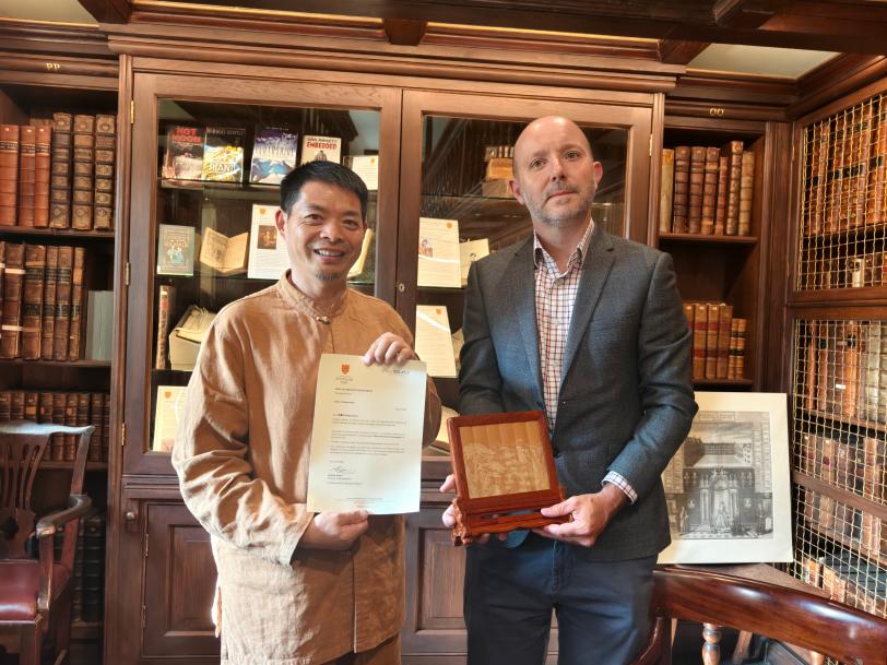 皖徽州區：洪建華竹雕珍品《黃山迎客》落戶牛津大學