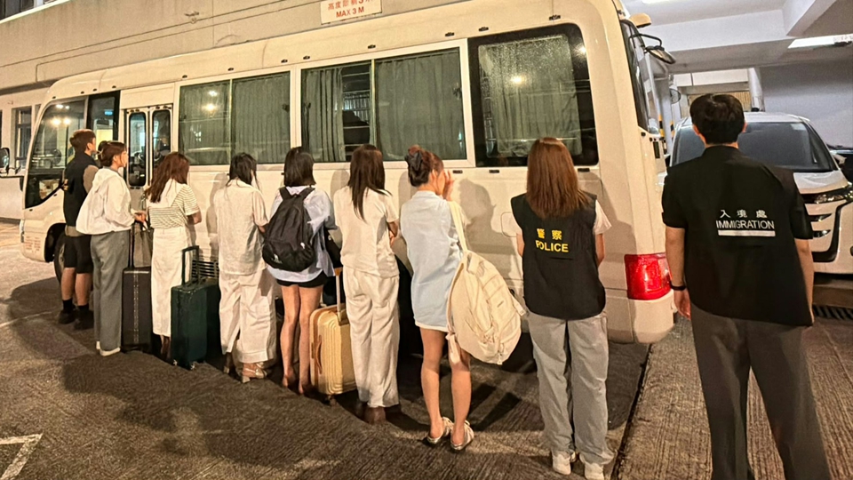 警方聯同入境處荃灣執法 拘捕10名內地女子