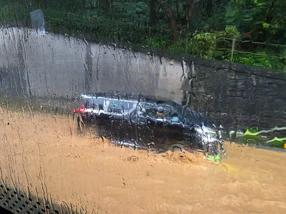 有片〡大埔黃雨水淹路面 兩小巴疑死火拋錨