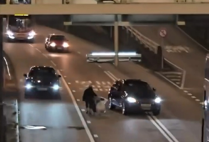 有片〡老翁九龍灣高速公路穿梭 嚇怕網民：險過剃頭