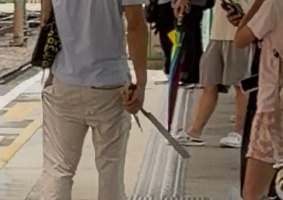 有片〡輕鐵站月台男子持利刀徘徊 網民：毋忘荷里活廣場事件