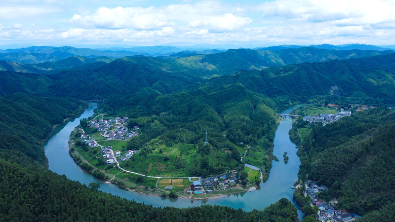 皖祁門：碧水繞村落 蘆溪入畫來
