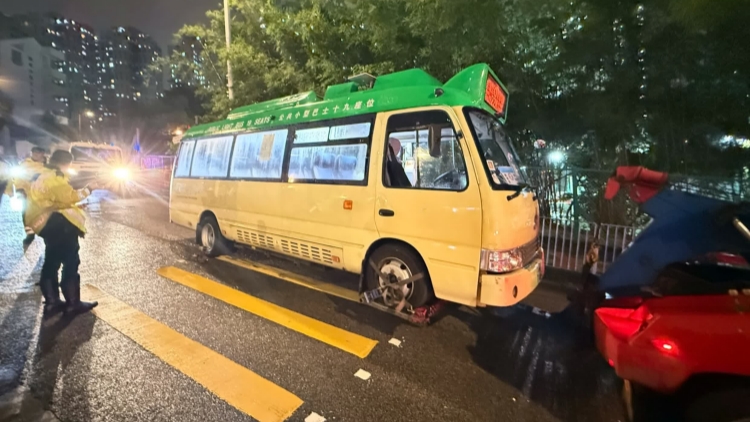 觀塘康寧道過路女子遭電動小巴撞倒 半昏迷送院原因待查