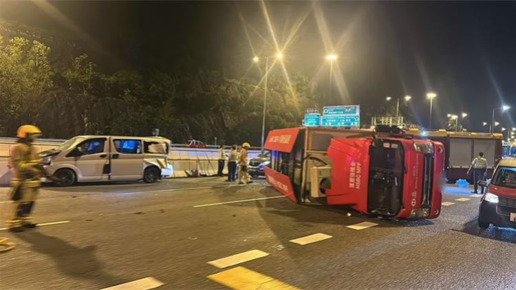 長青公路貨車失事翻側 長青隧道南灣隧道間歇封閉大塞車
