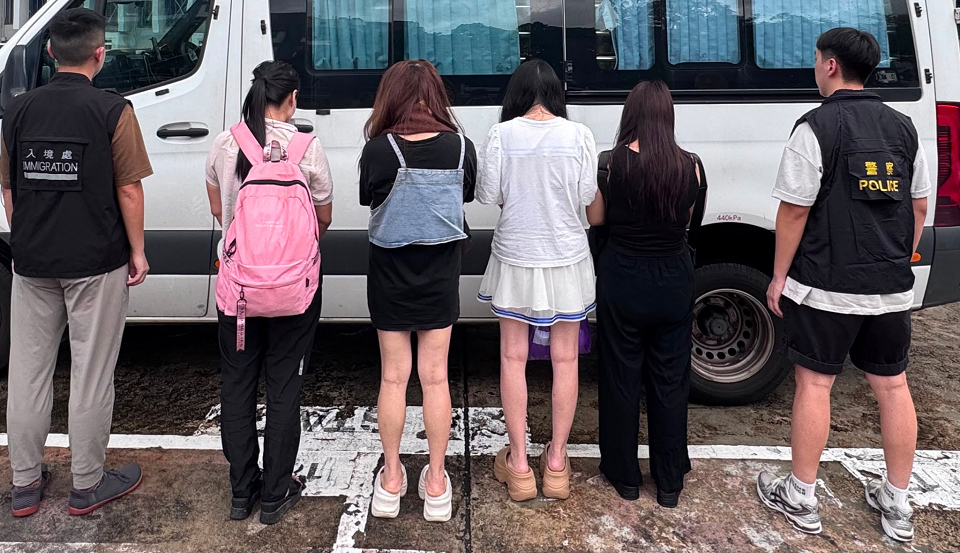 警方大埔掃黃拘14名內地女