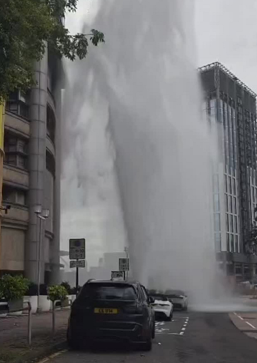 有片〡大角咀海帆道爆水管 網民：d 車可報銷喇