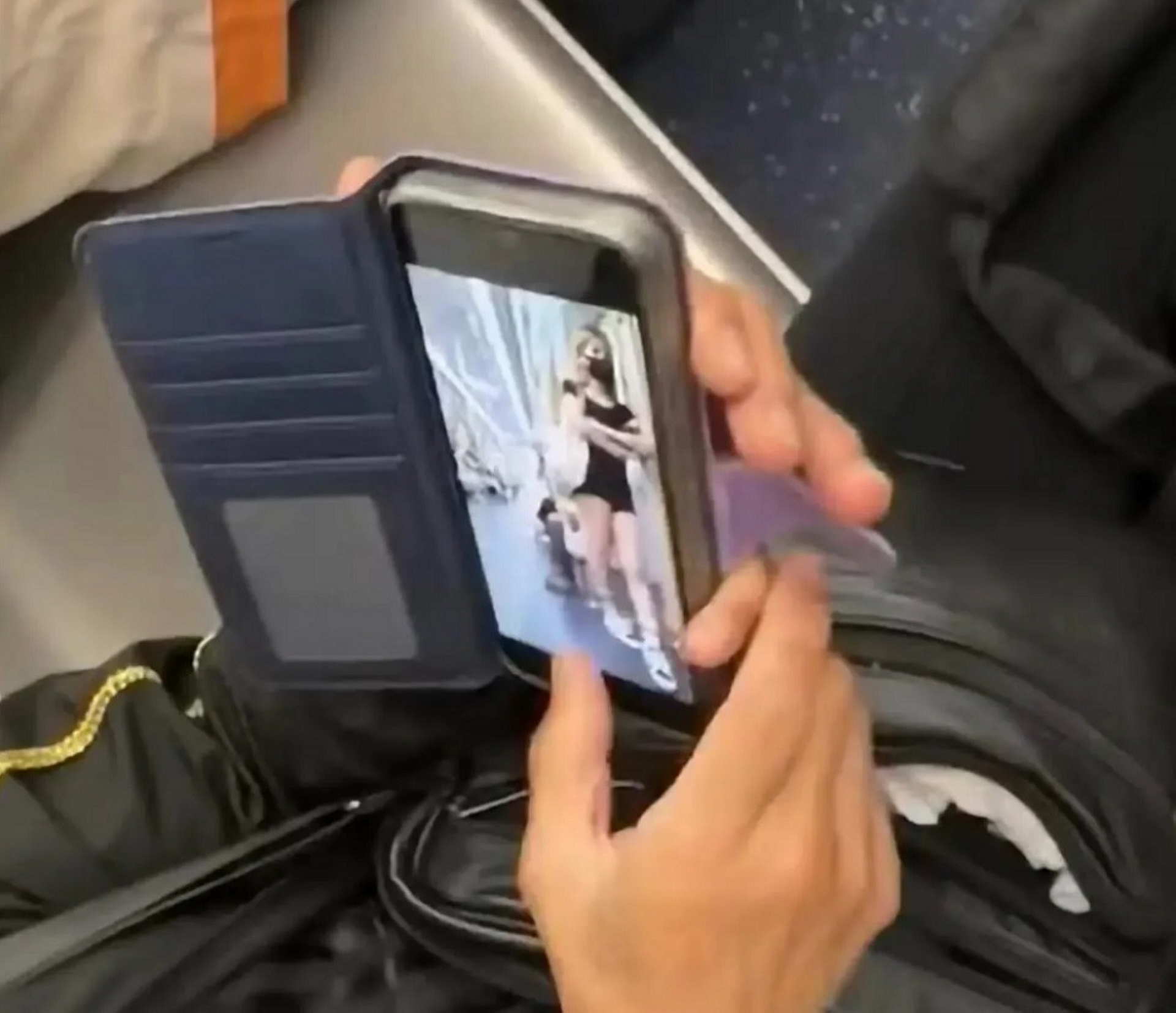 有片〡港鐵少女遭大叔偷拍 全程拍片對質：你做乜影我