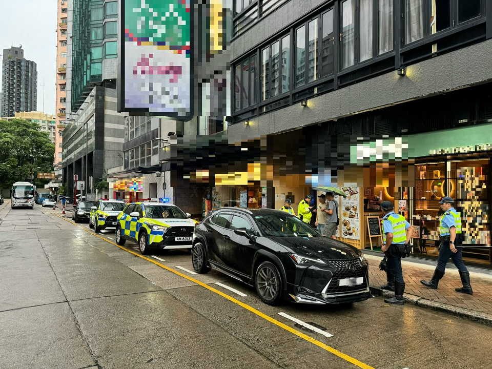 警方西九龍打擊白牌車 票控兩名司機