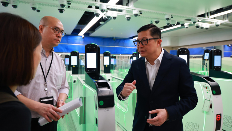 鄧炳強視察皇崗口岸港方口岸區 主持跨部門工作小組會議