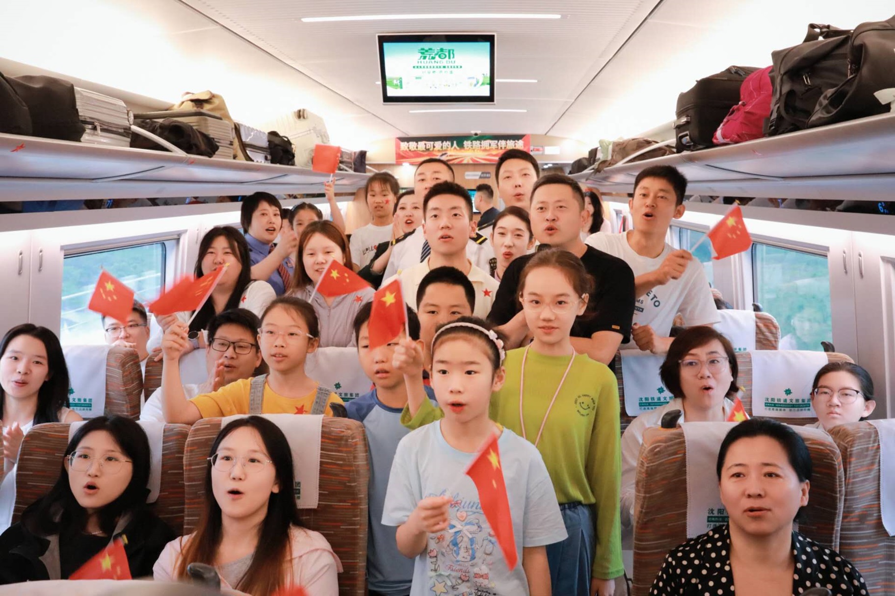 車廂里的八一建軍節：G8157次列車流動擁軍情暖旅途