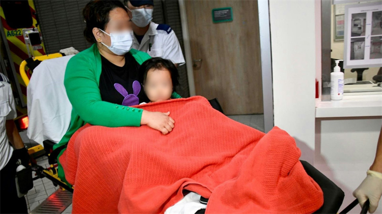 佐敦幼童窗邊攀爬玩耍險象環生 父涉虐兒被捕