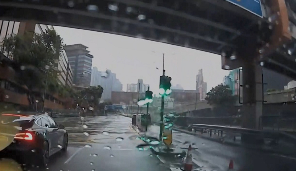 有片〡紅隧口客貨車失控撞壆全車翻側 網民：梗係睇錯燈