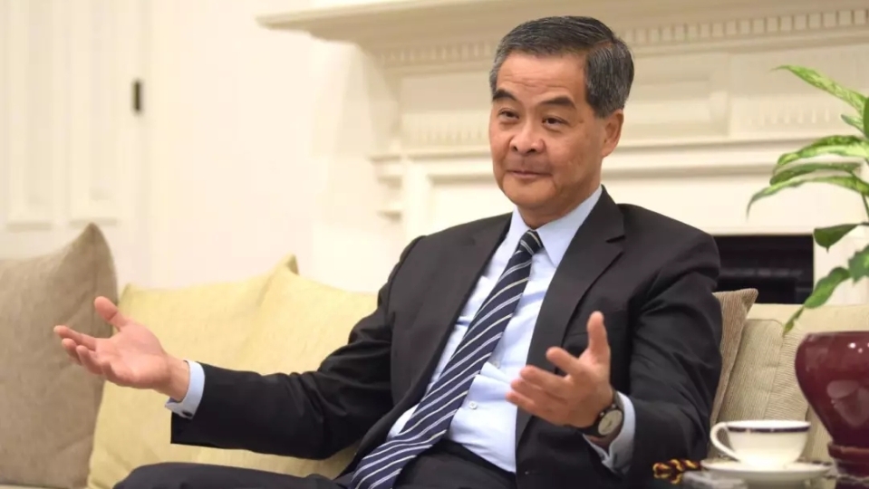 梁振英：樓盤名有英無中 中英文皆不可偏廢