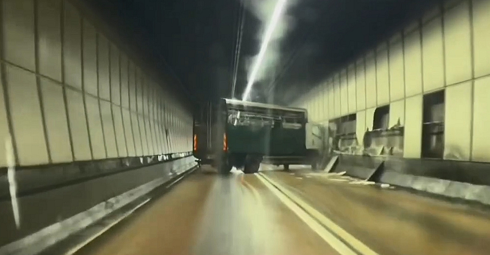 有片〡貨車隧道內失控撞牆 尾隨司機：佢仲郁唔郁呢