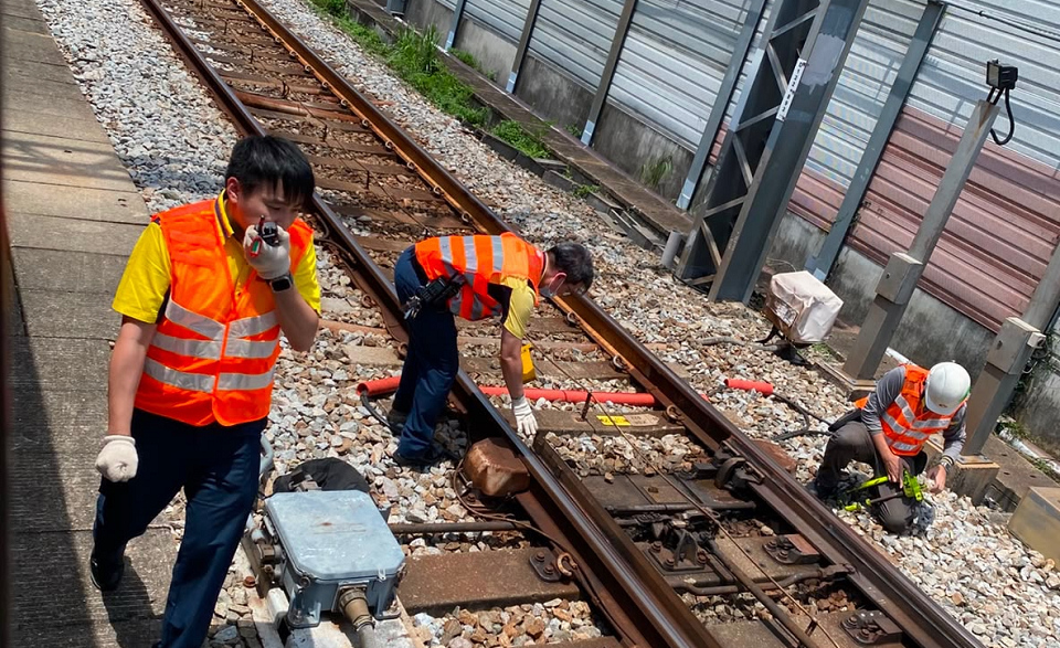 港鐵錦上路站信號設備故障 受阻近一小時