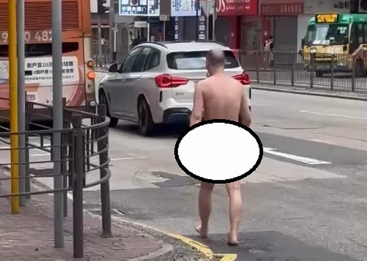 有片〡赤裸男街頭「毆」的士 網民笑說：進擊的巨人