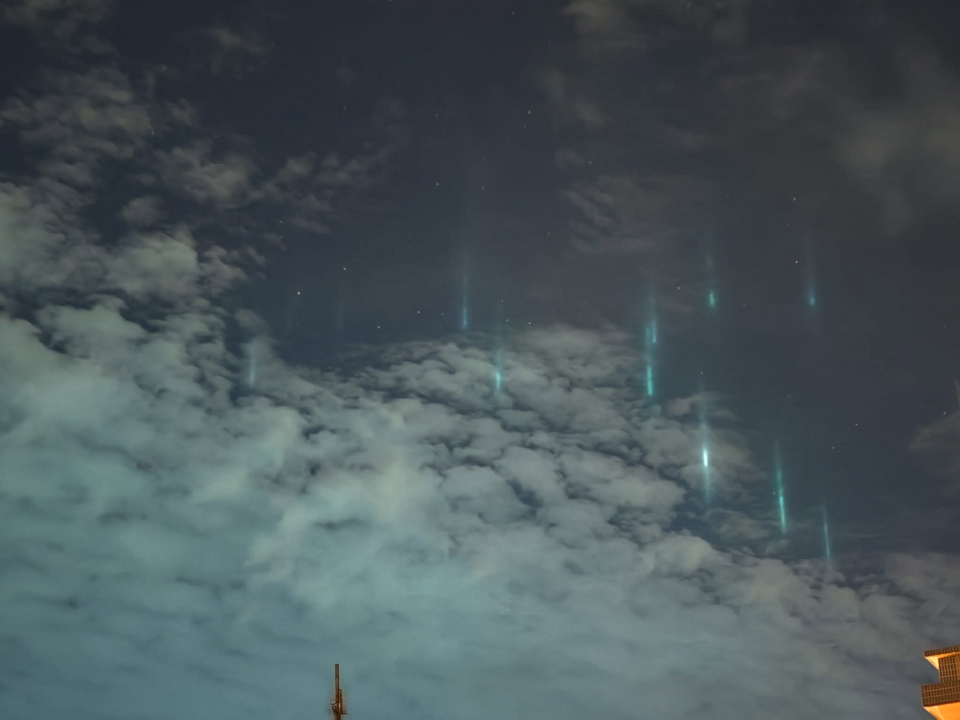 有片｜香港夜空出現罕見漁火光柱 網民：看見的人會幸運