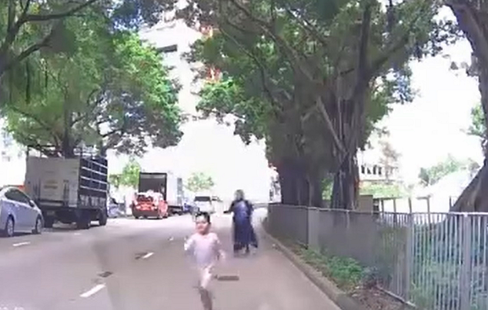 有片｜南亞裔小孩跑出馬路 3車及時停下