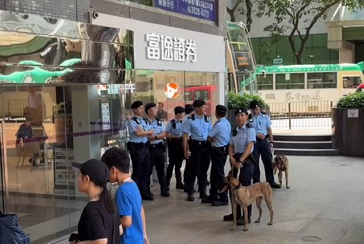 有片〡警方葵涌廣場巡查掃童黨 網民：掃埋班賣書仔