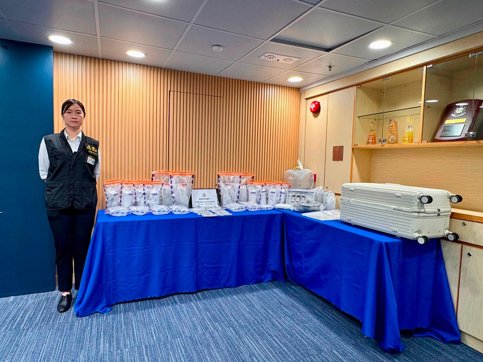 警方元朗破工廈毒品倉 拘24歲黑幫男 檢100萬元依托咪酯