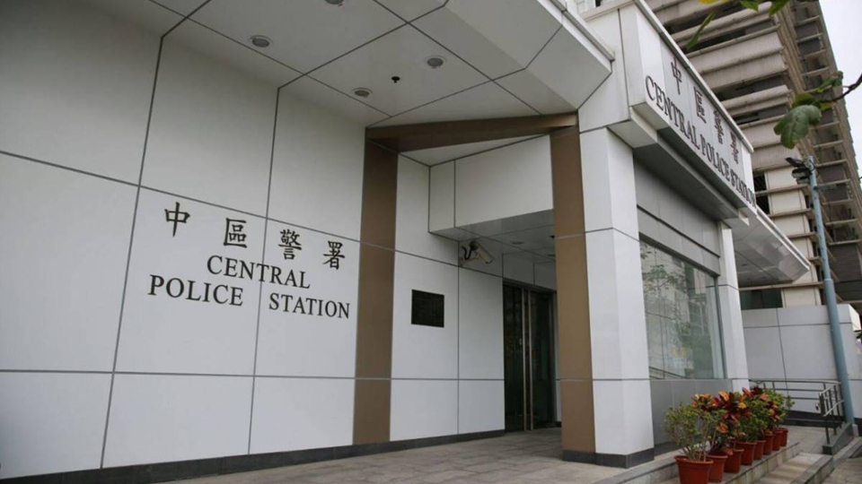 山頂一私家車未遵交規被截查 55歲司機涉襲警被捕