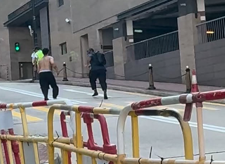 有片 | 碧瑤灣赤裸男隨機斬人 保安員險成刀下亡魂