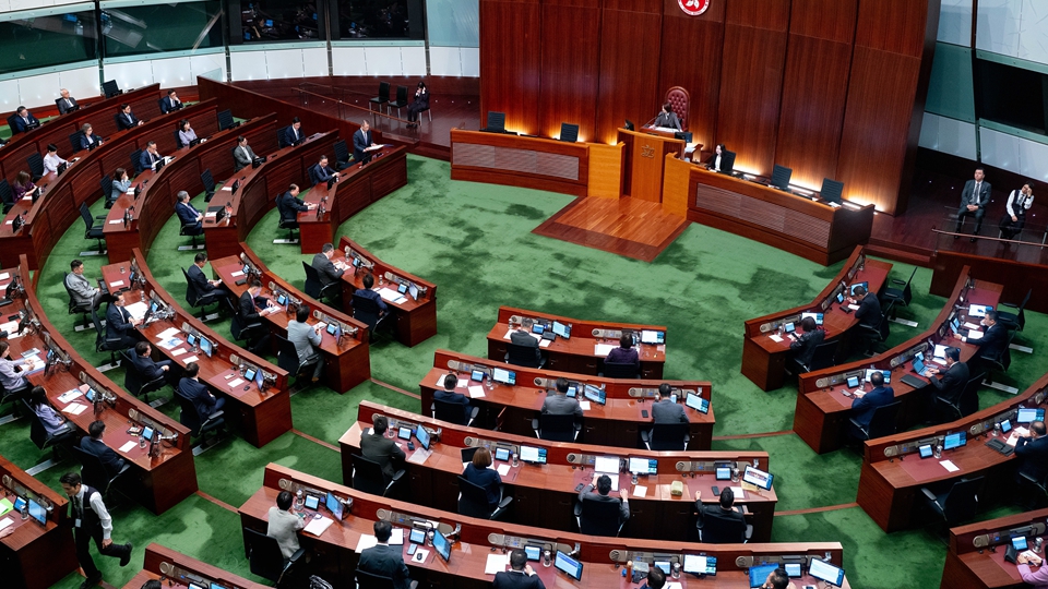 90名立法會議員月開支1500萬，聘請520名助理