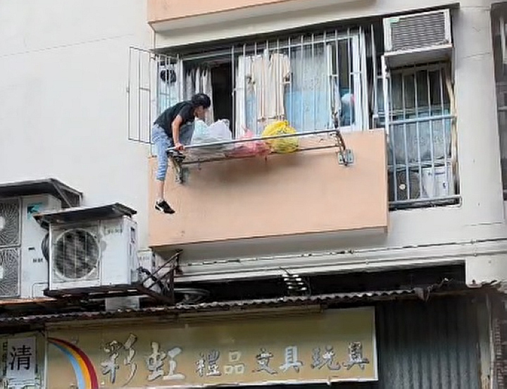 有片｜彩虹邨八旬婦爬出窗外簷蓬拾垃圾：我好小心㗎