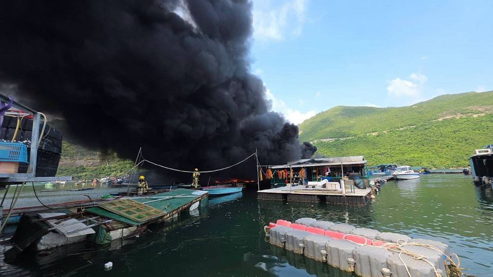 西貢布袋澳魚排疑叉電起火 一度爆炸排主救火受傷